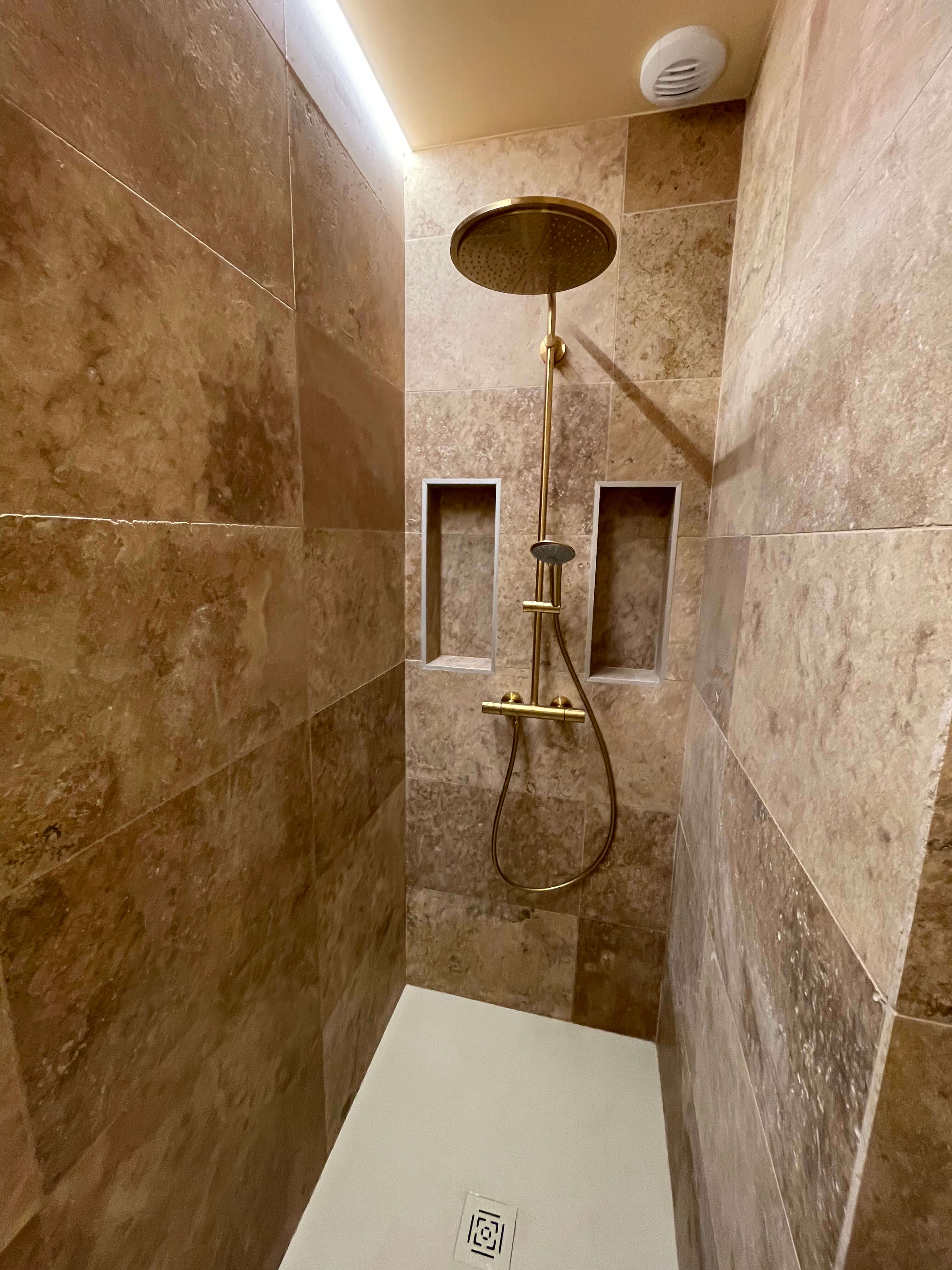 Salle de bain travertin haut de gamme Dinan