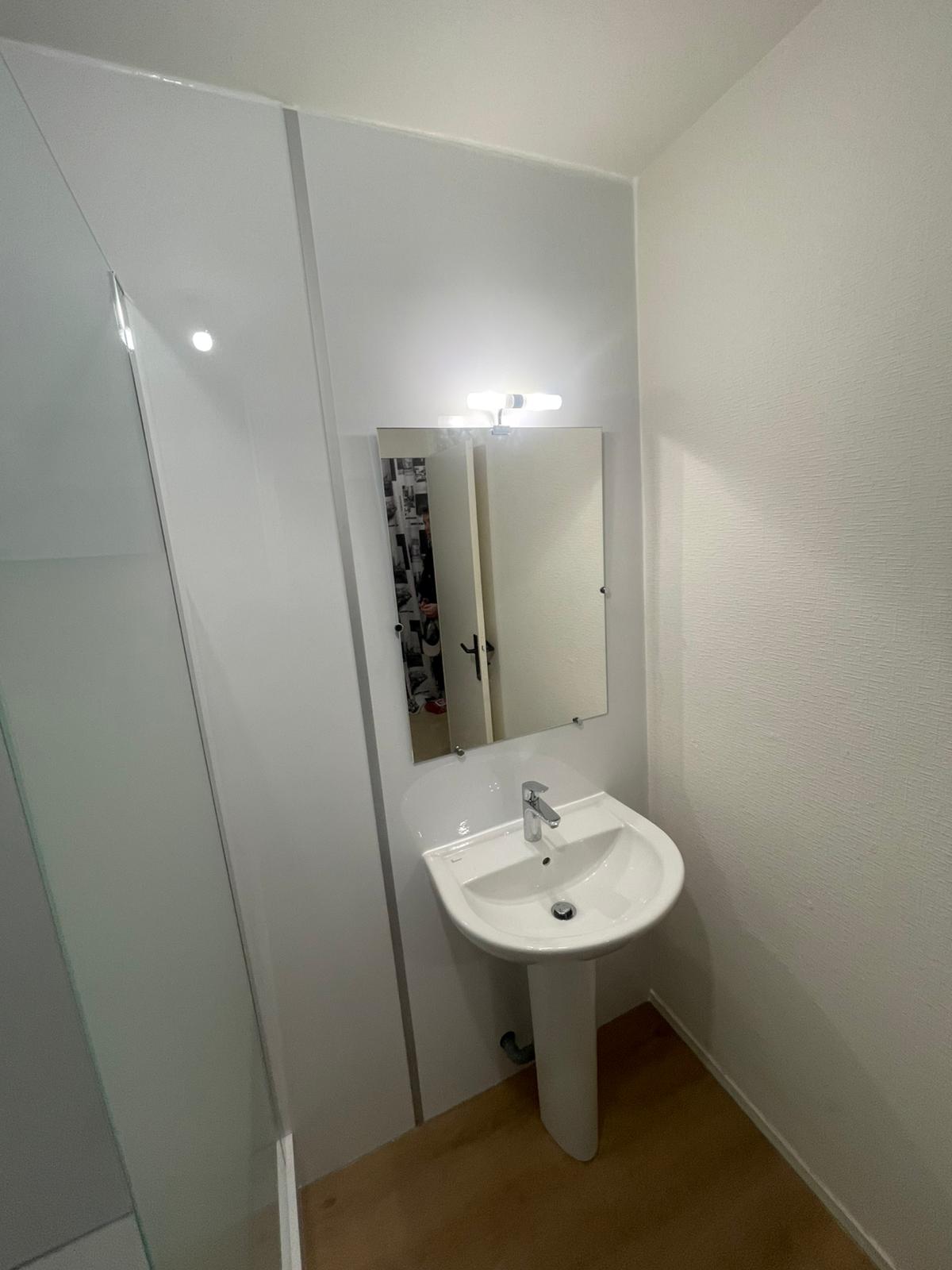 Salle de bain panneaux blancs Rennes